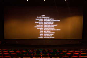 圣淘沙dh国际党委组织召开《长津湖》观影活动